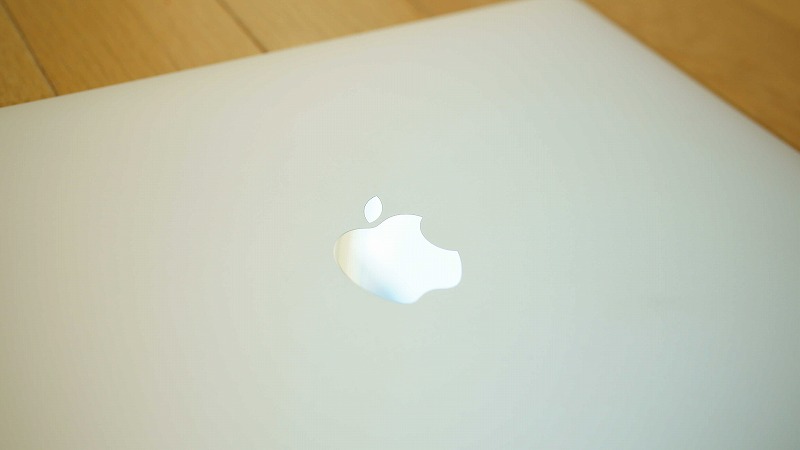 MacBookPro2016 背面のアップルマーク