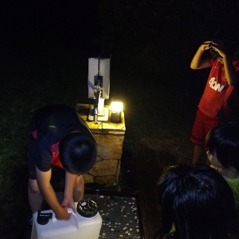 夜の水くみ状況